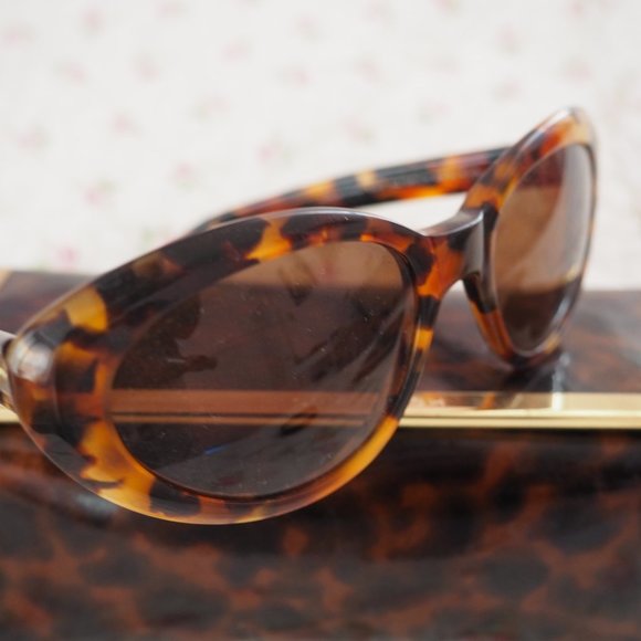 Dakota Smith Tortoise Oval Round 90s Style Sunglasses Style: Saturday Night main image 4